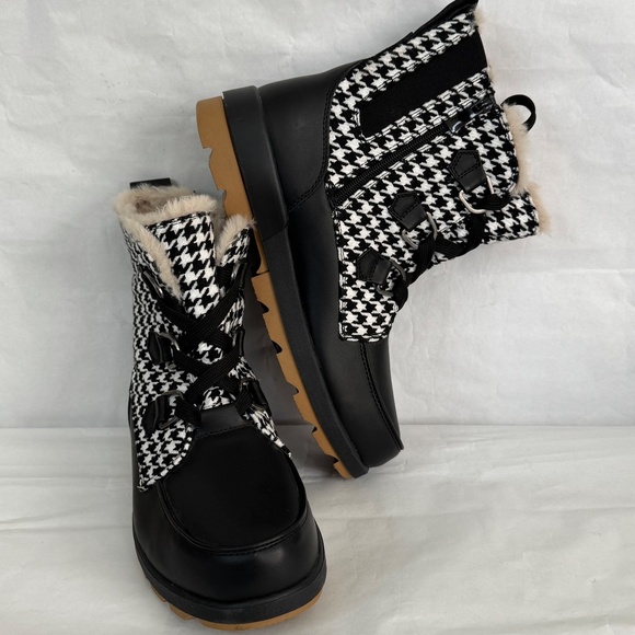Torrid Black White Houndstooth Lace Up Cold Weather Booties Boots Sz. 10.5 WW - Picture 3 of 12